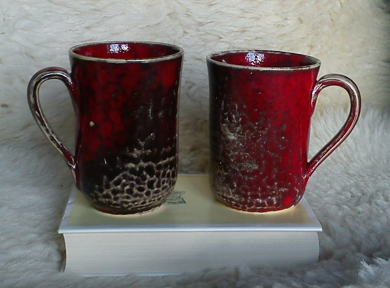 zwei rote Tassen